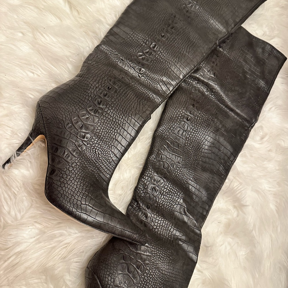 Elegant Black Crocodile-Embossed Women's Boots